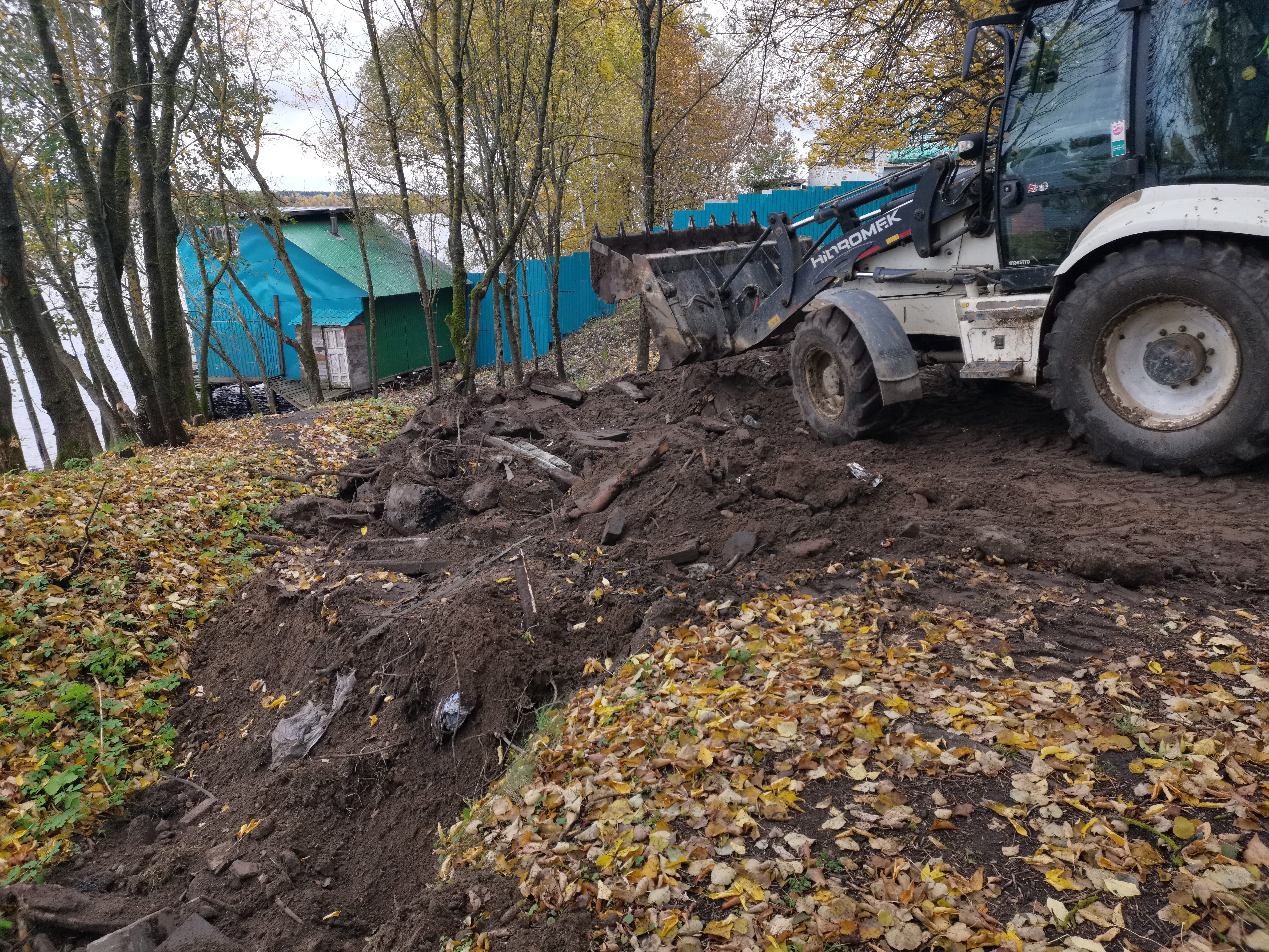 заваливают овраг у спасалки-3