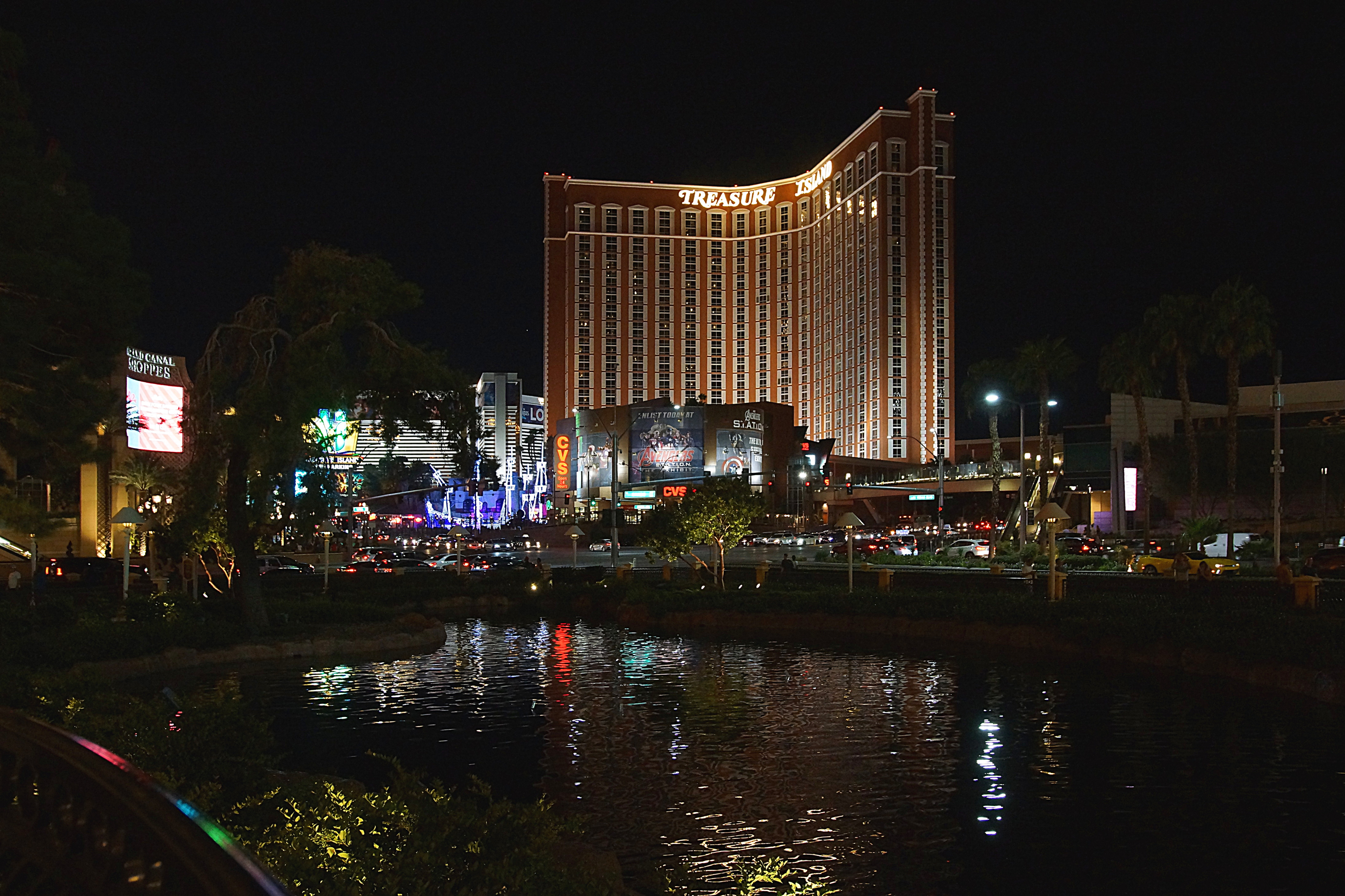 Пруд и большой отель на пр. Стрип в Лас-Вегасе. Фото Морошкина В.В.