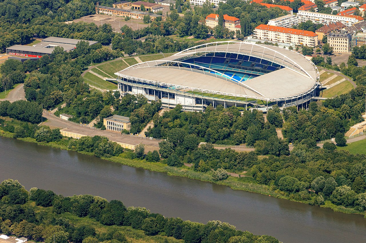 1280px-Red Bull arena, Leipzig von oben Zentralstadion