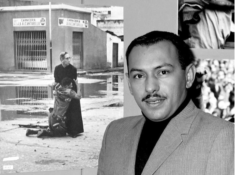 Священник Луис Падильо и раненый солдат Священник Луис Падильо и раненый солдат