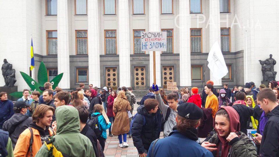 Официальная часть марша подошла к концу. Перед зданием парламента играет музыку диджей, некоторые участники марша танцуют