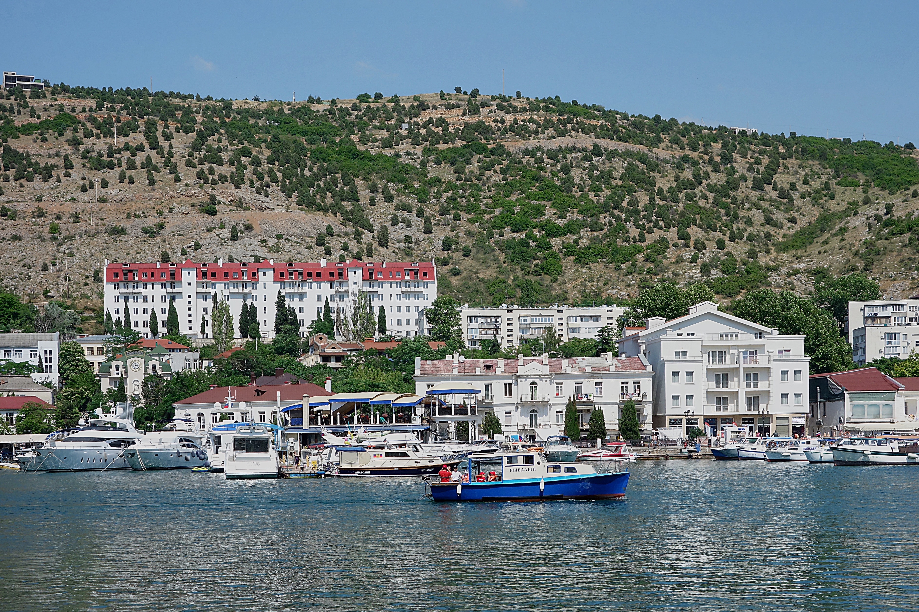 Берег Балаклавской бухты возле Севастополя. Фото Морошкина В.В.