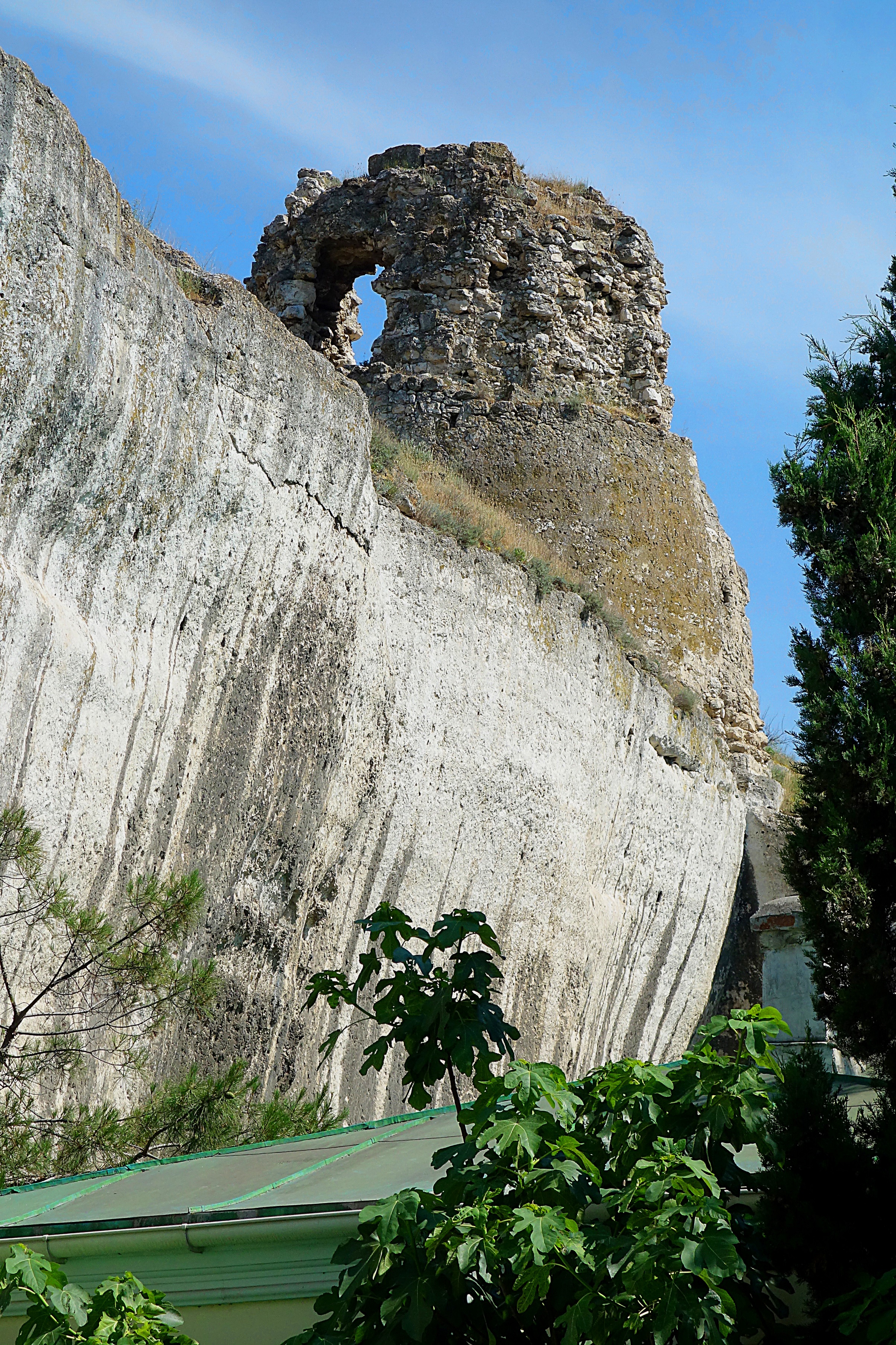 Руины башни средневековой крепости Каламита в Инкермане. Фото Морошкина В.В.