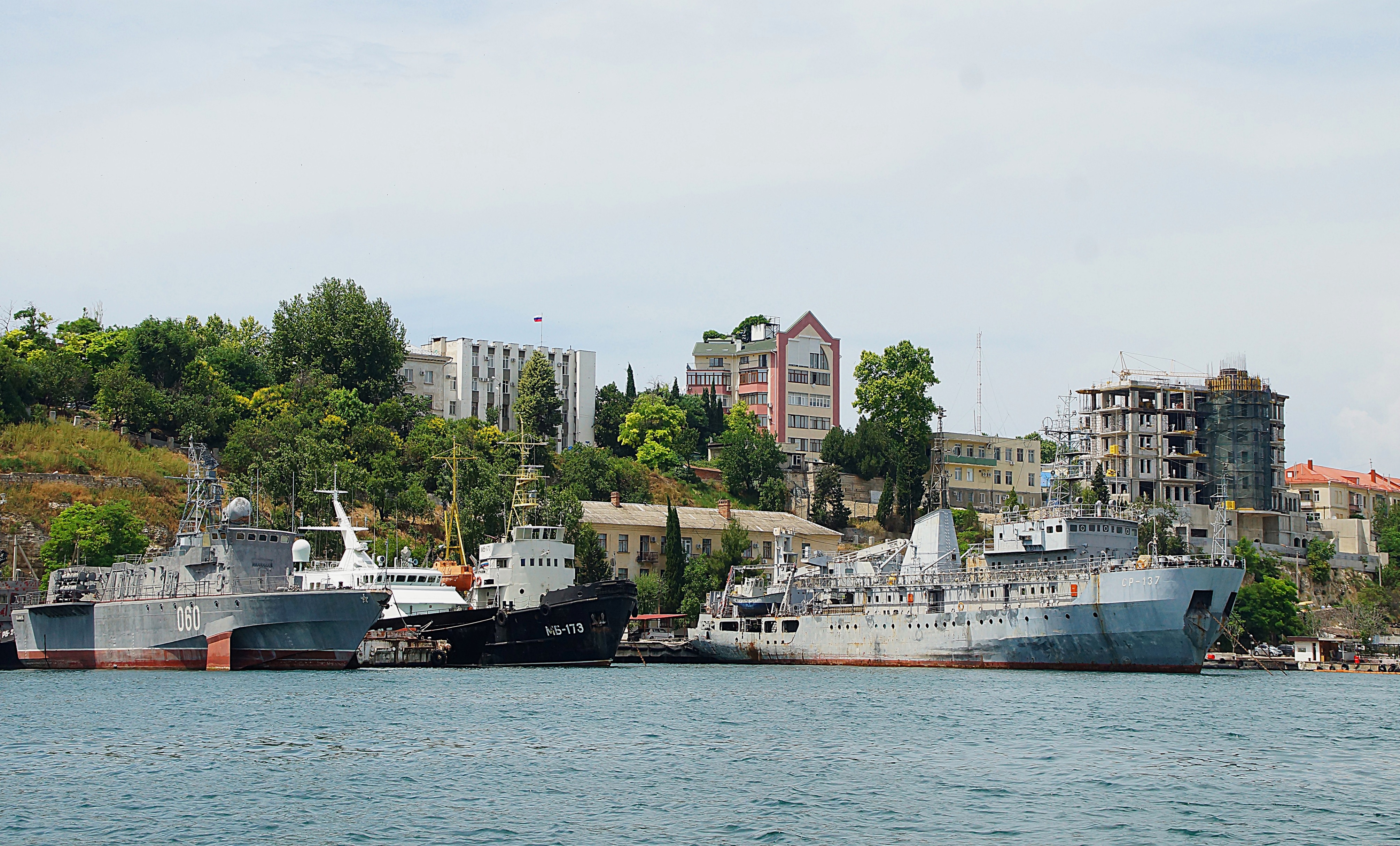 Военные корабли на причале Севастополя. Фото Морошкина В.В.