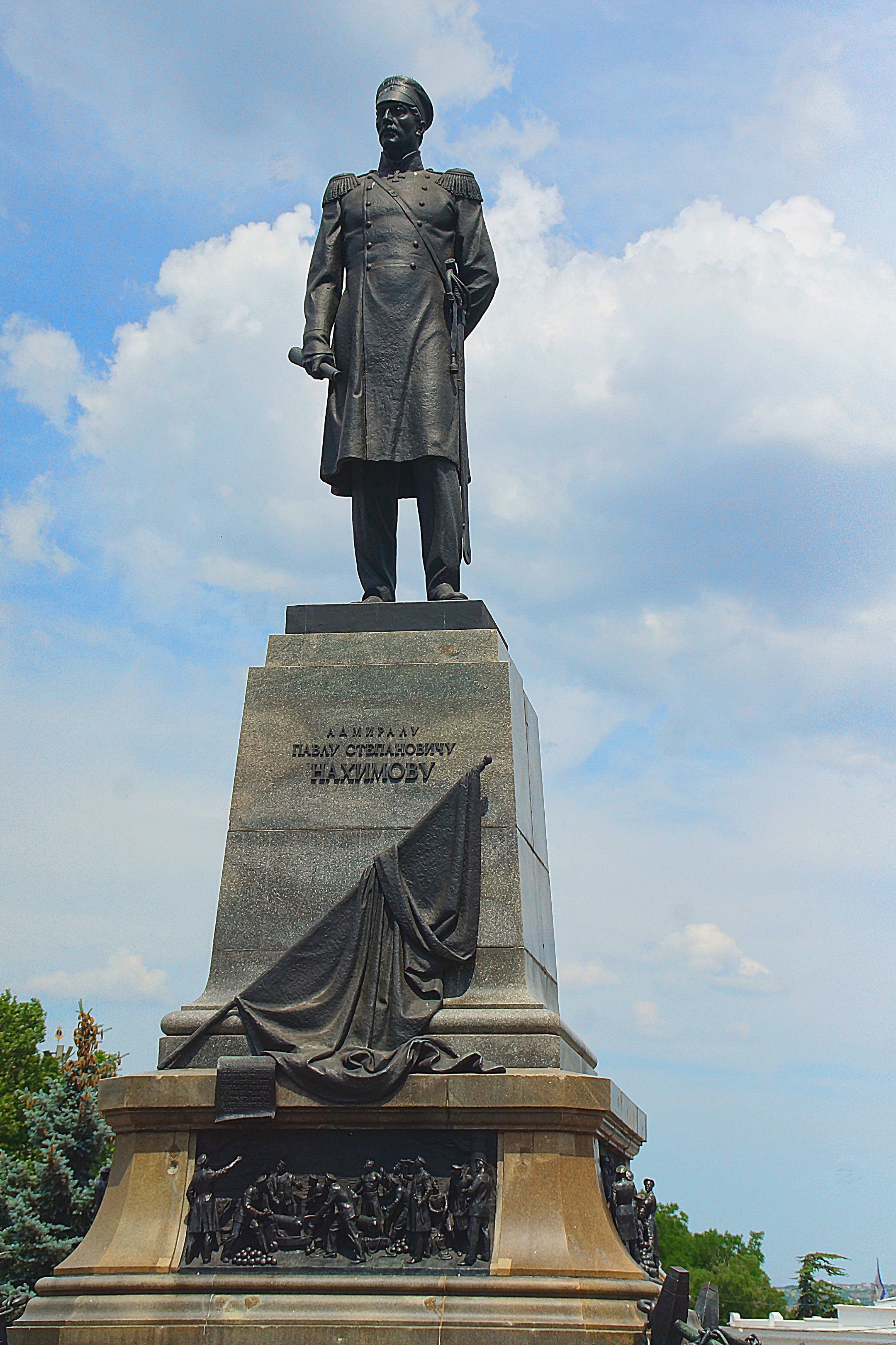 Памятник адмиралу Нахимову на главной площади Севастополя. Фото Морошкина В.В.