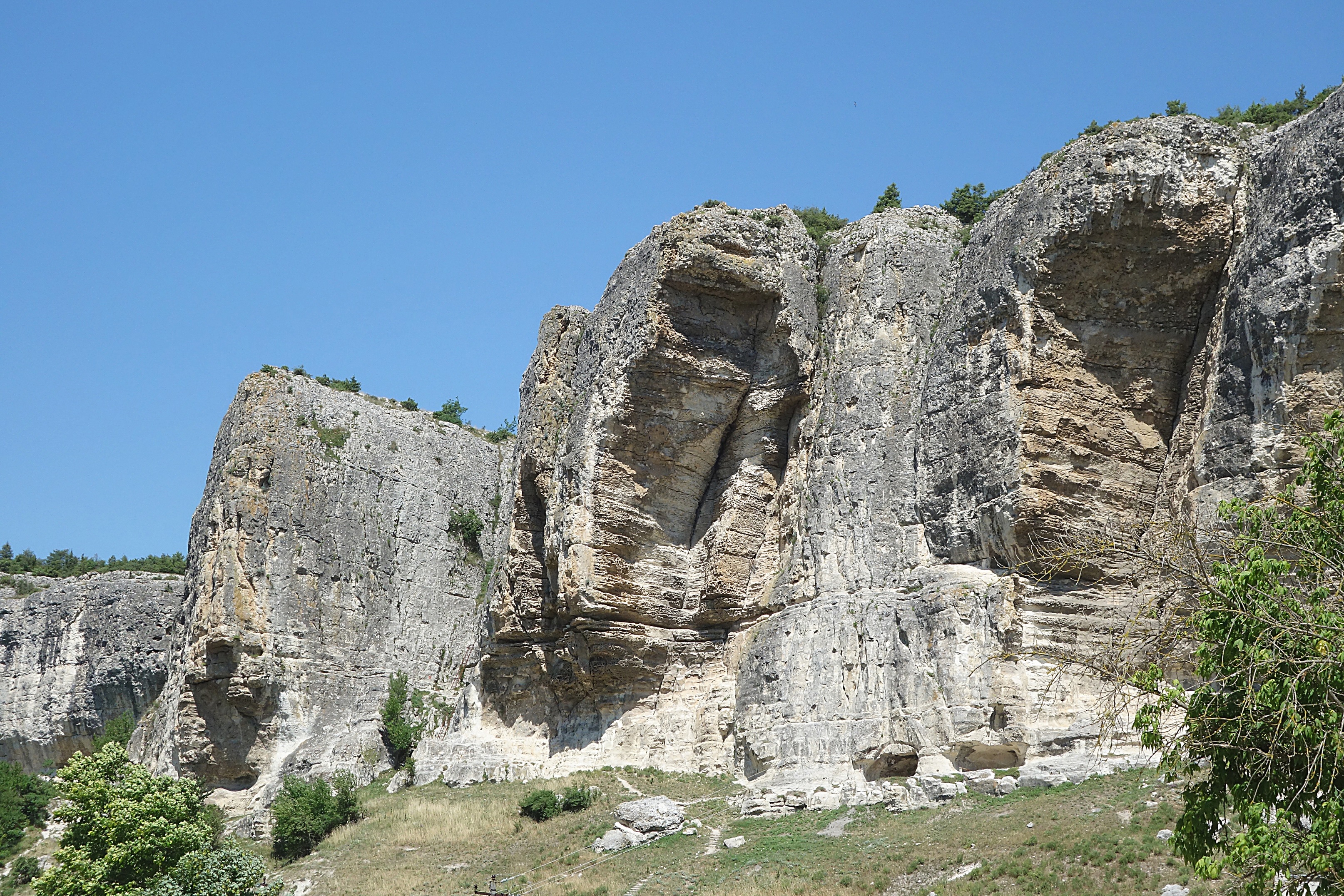 Скалы с гротами на окрине Бахчисарая. Фото Морошкина В.В.