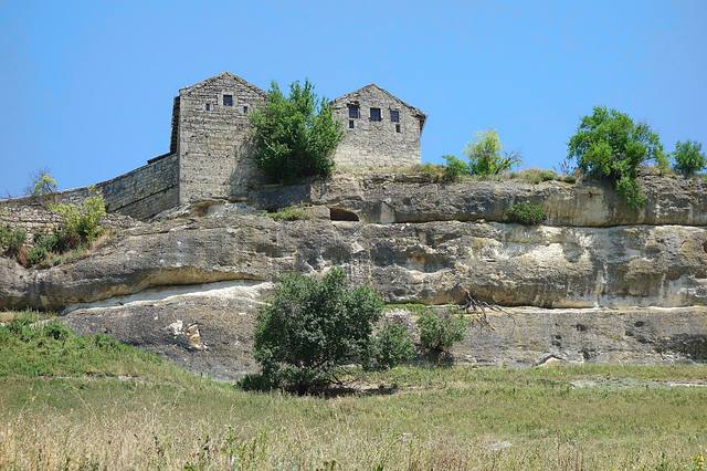 Стена средневекового городища Чуфут-Кале недалеко от Бахчисарая. Фото Морошкина В.В.