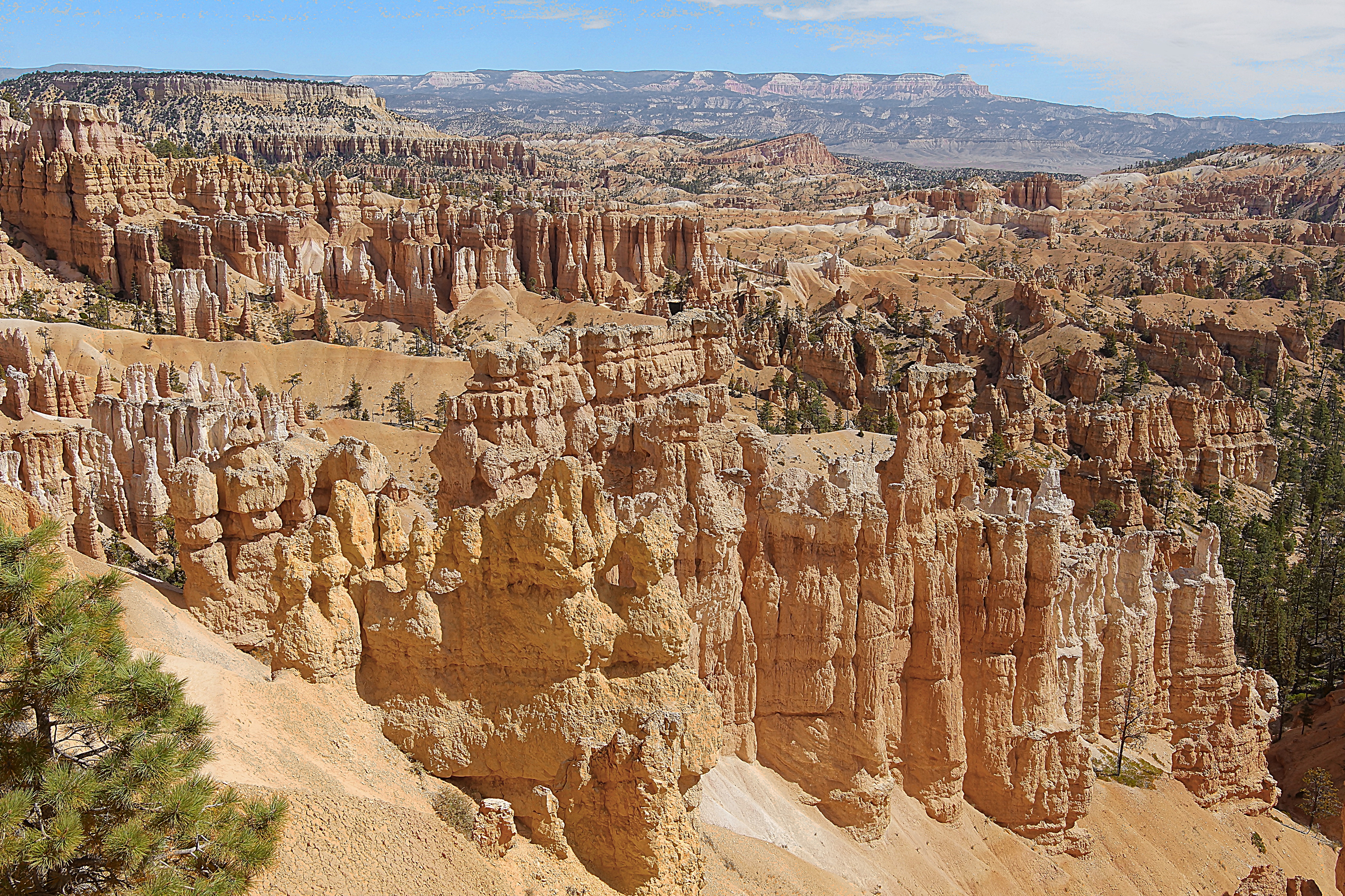 Скалы на склоне Брайс-Каньона в Юте. Фото Морошкина В.В.