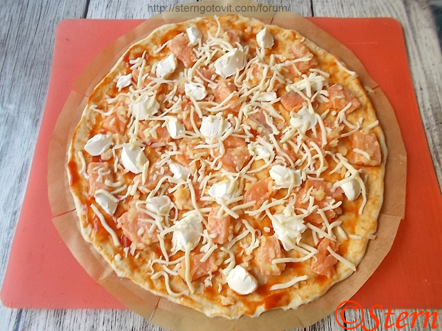 Пицца с лососем и сметаной