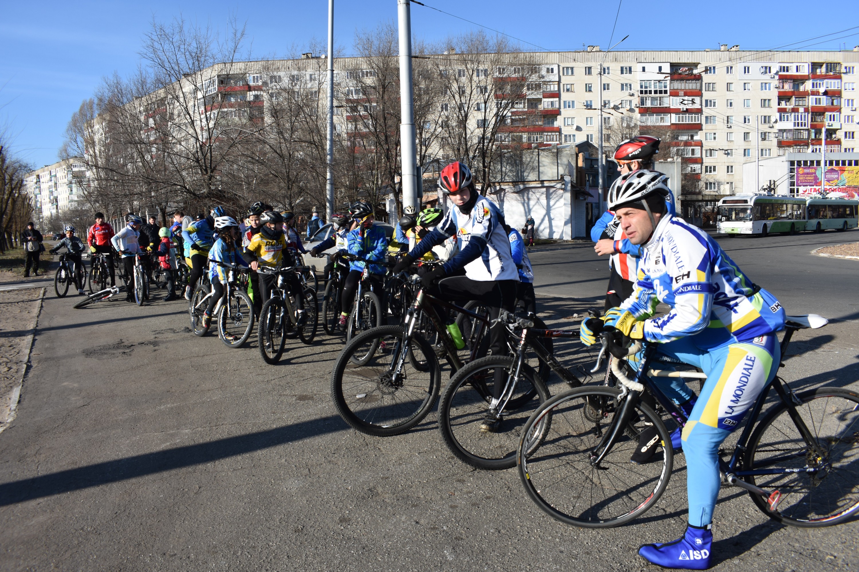 vyacheslav-tkachuk-viprobuvav-velodorizhku-proyihavshis-razom-zi-sportsmenami-po-velomarshrutu