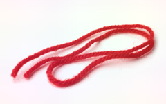 Красная нить на запястье: как правильно завязать 7 желаний, на какой руке носить