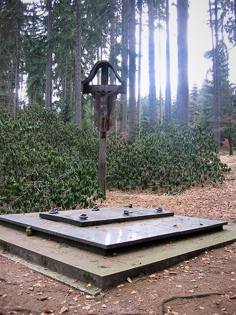 Slavkovsky-les.cz, lesni hrobka