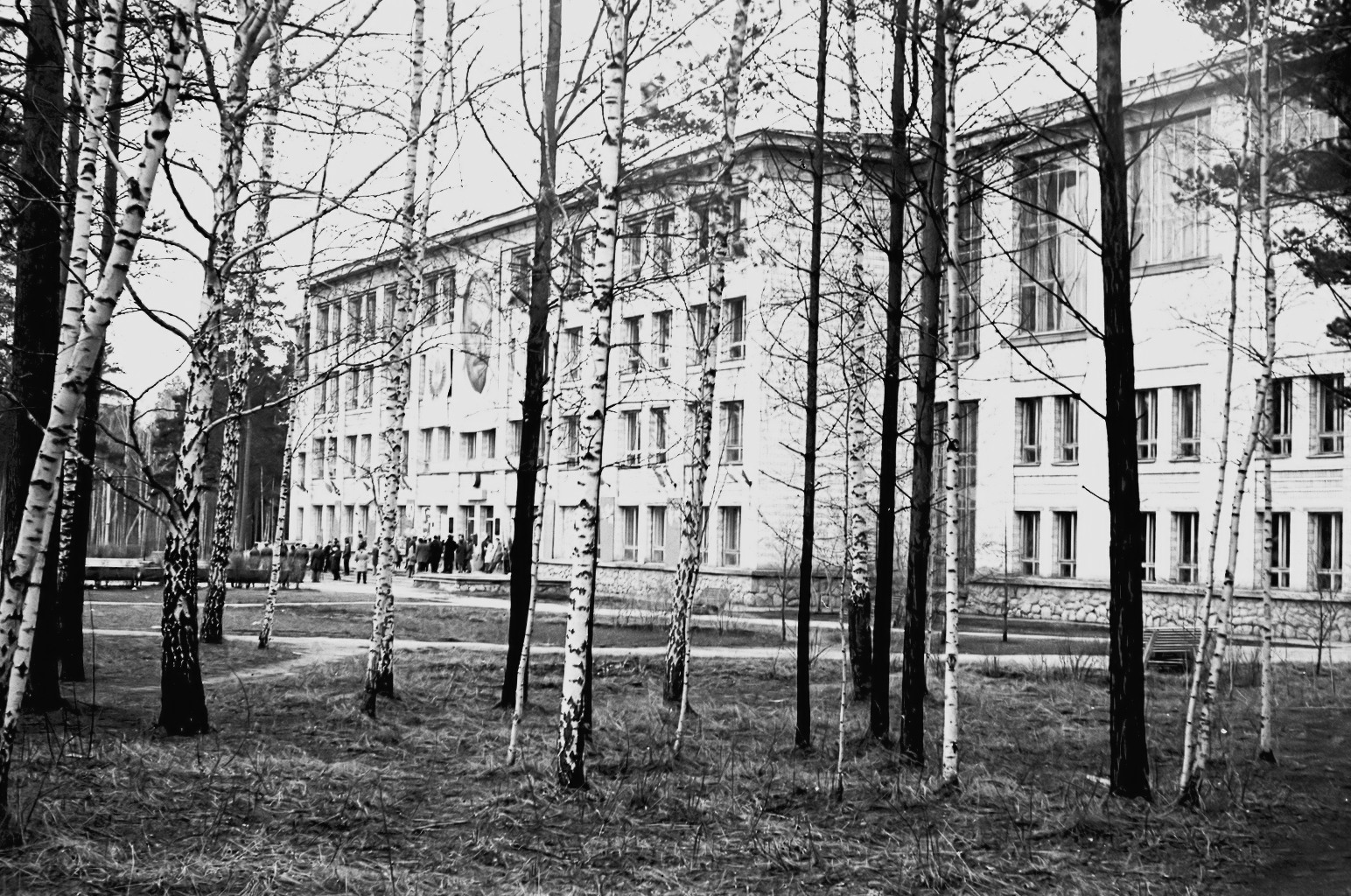 1 мая 1971 года. Главный корпус НГУ перед майской демонстрацией АвторС.Б.Кузнецов