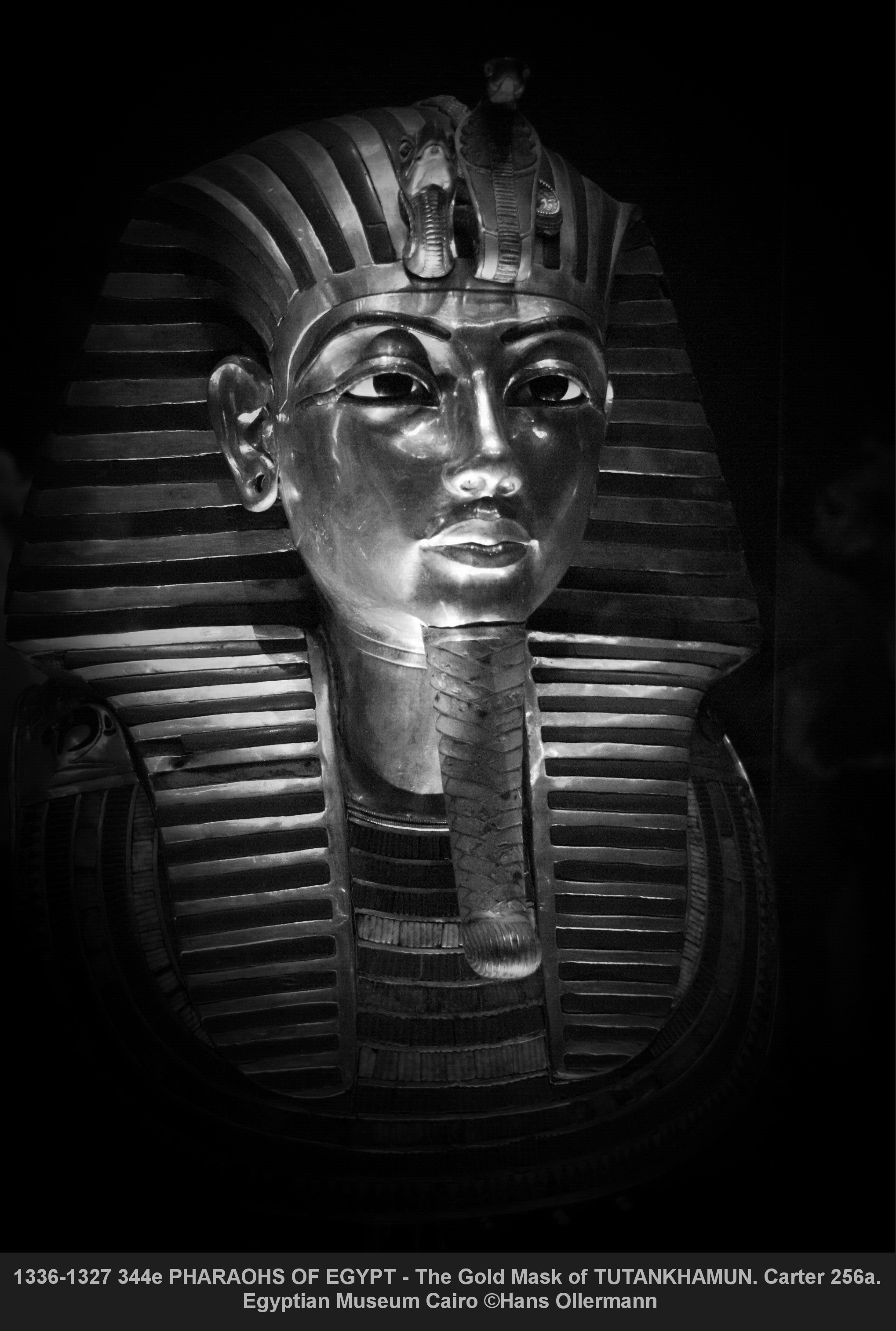 The Gold Mask of TUTANKHAMUN. Carter 256a. Egyptian Museum Cairo :copyright:Hans Ollermann Relevant Burton photo’s, as found in the Howard Carter Archives in Griffith Institute at Oxford University, are: 749-760,769, 1547,616-618, 1620 and 1699-1700. JE 60672. Exhib. 220.