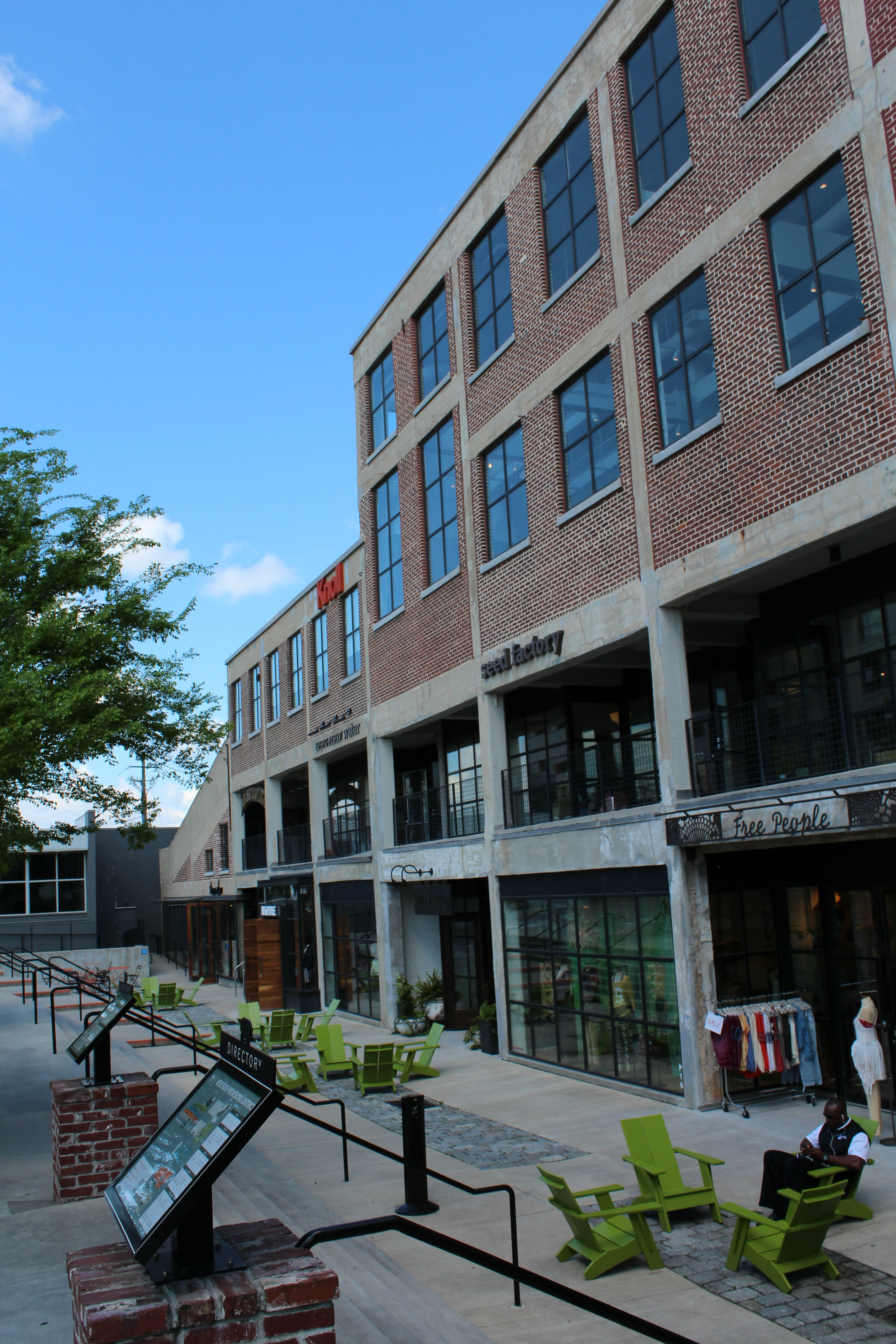 Atlanta - Westside: Westside Provisions District - White Provision White Provision, connected to the Westside Urban Market by a pedestrian bridge crossing a railway, was opened in 2007.