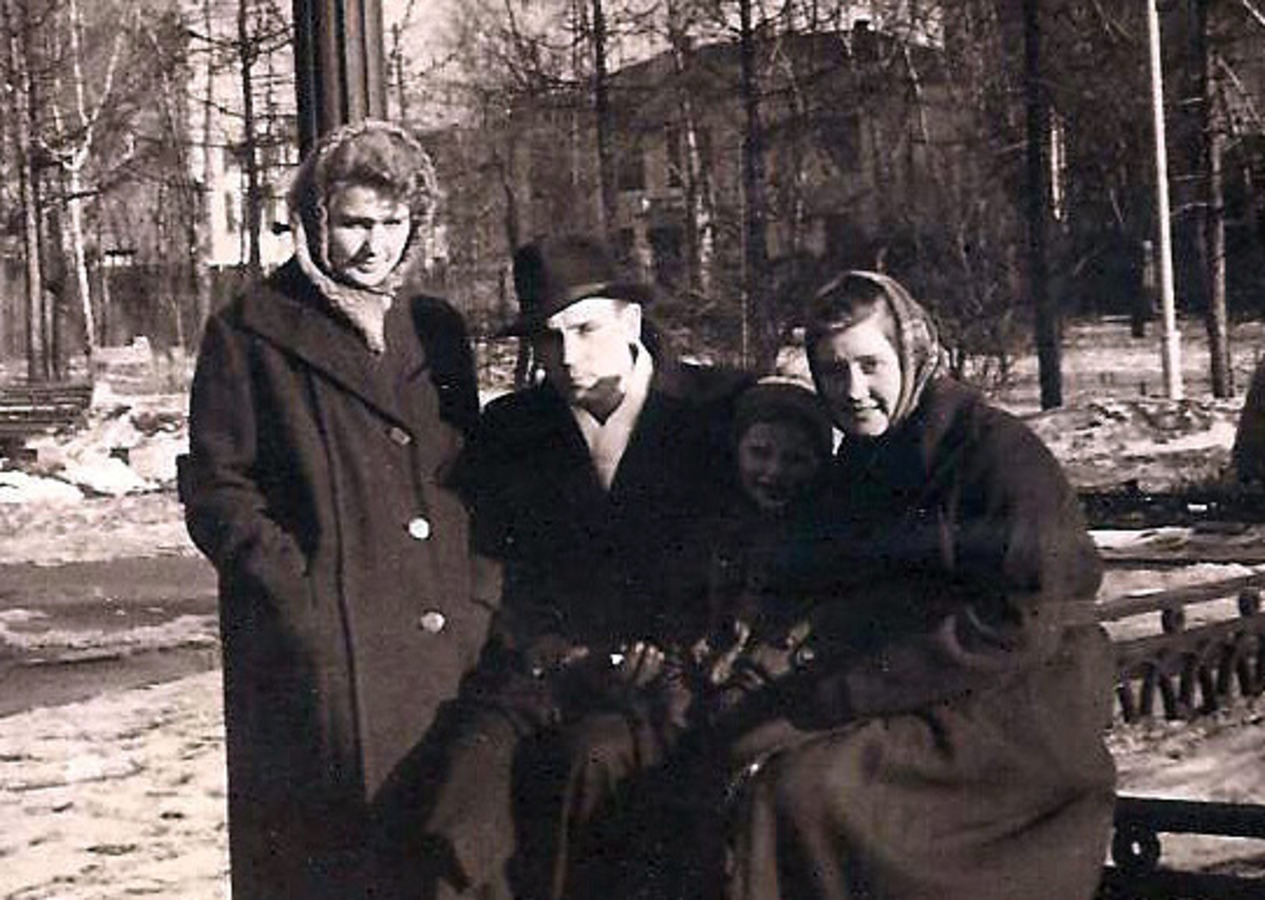 1956-57 Лариса Дроздова(худяковская)мои двоюродные сестры
