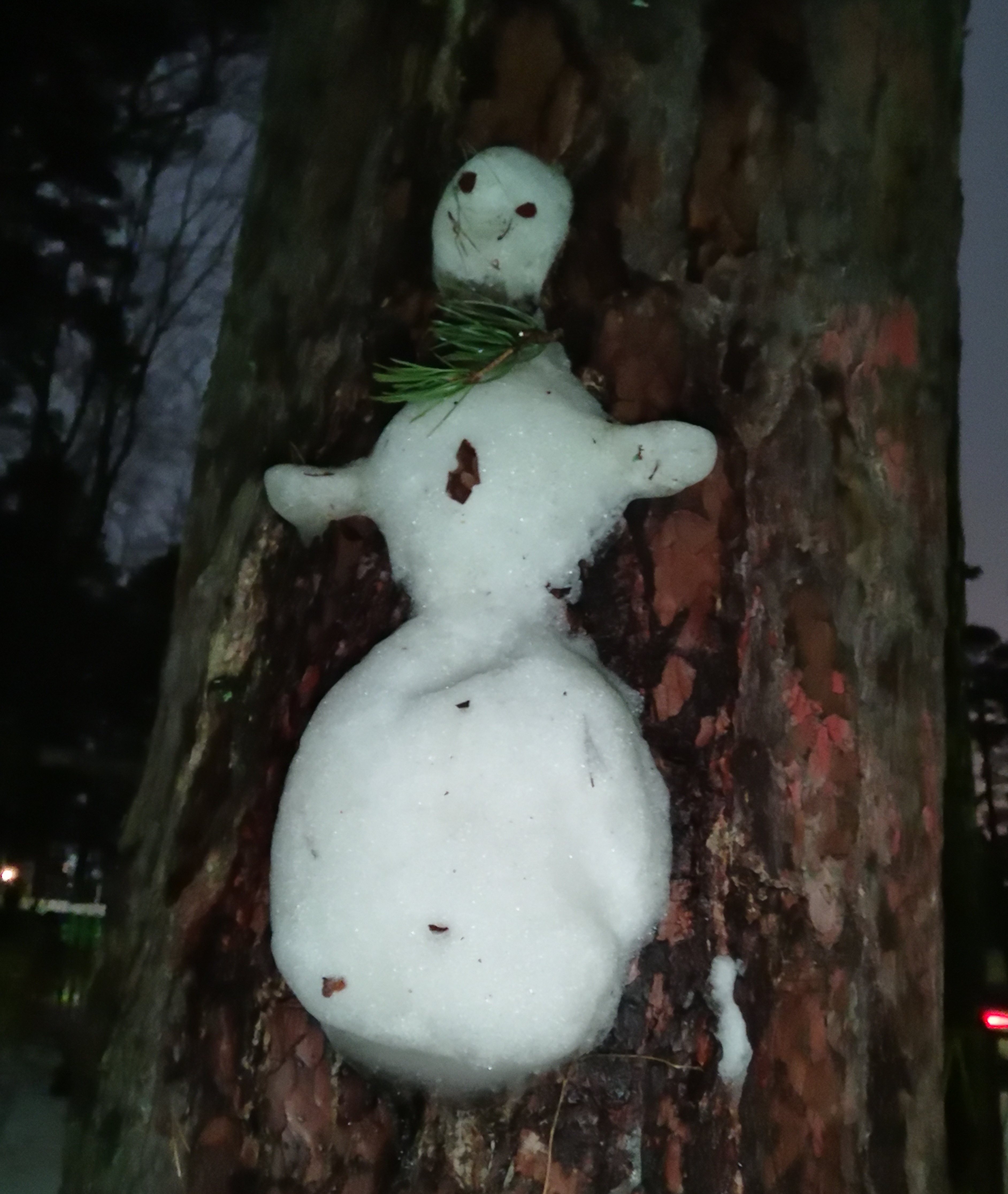 Снеговик 2020-снеговик на дереве