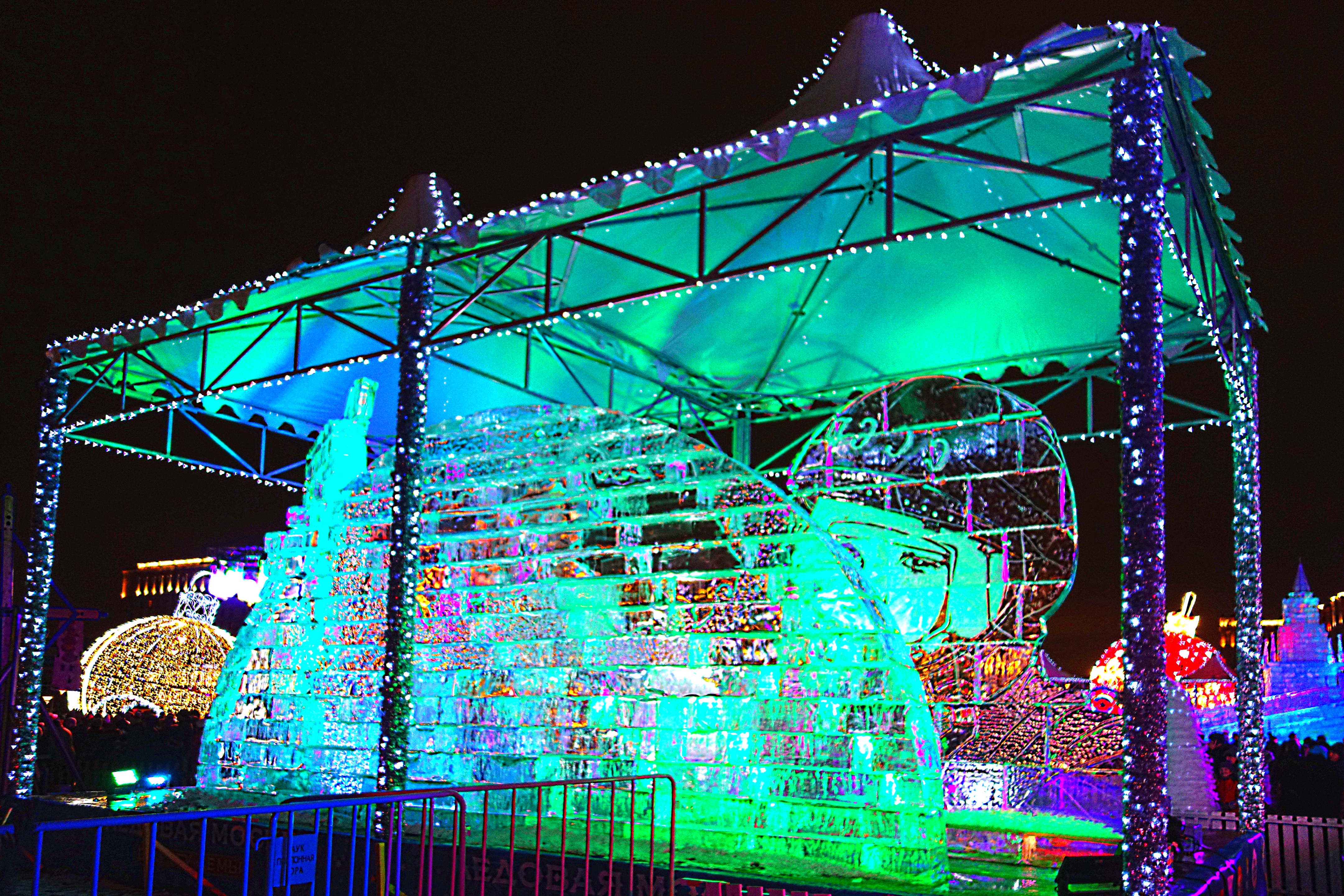 Ледяная фигура с подсветкой в Парке Победы. Фото Морошкина В.В.
