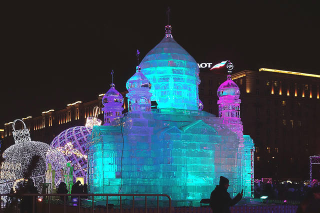 Ледяная модель храма Христа-Спасителя в Парке Победы. Фото Морошкина В.В.