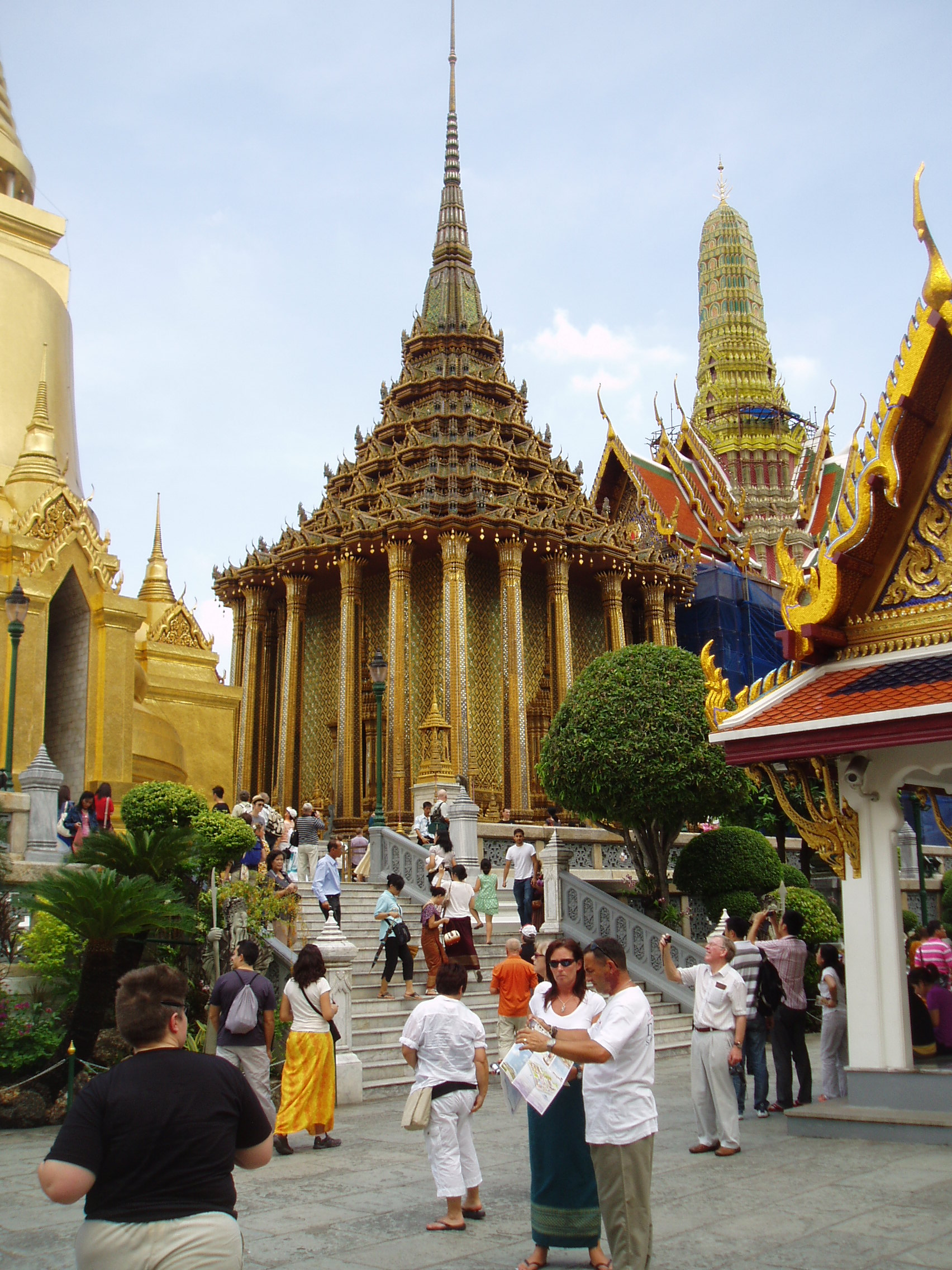 Wat Phra Kaew, Bangkok Bangkok's most unmissable attraction is of course the Grand Palace, and most specifically the temple complex of Wat Phra Kaew (Temple of the Emerald Buddha), famed for it's riot of coloured and gilded ornament, paintings and sculptures; quite simply, so visually stunning there is nothing quite like it anywhere else! The Palace and Temple complex were begun in 1782, the year the capital was moved to Bangkok, and parts of the palace buildings betray 18th century European influence combined with traditional Thai style, such as the breathtaking gilt spires on the roof. Most of the interiors of the Palace itself are off limits to visitors since, although no longer the main residence of the thai monarchy, it is frequently used for state functions and ceremonies. The Wat Phra Kaew complex however is the greatest draw, famed for it's stunning architecture and the famous 'Yaksha' guardian figures that flank all the main entrances to the complex. These towering figures, with their rich colours and tapering crowns, represent demonic characters from the mythological epic the 'Ramakien', and are identifiable as distinct individuals, all here serving a benign, protective role. The Ramakien is also the subject for a stunning sequence of wall paintings within the cloister that encirlces the entire site, illustrating in minute detail the battles of the heroic monkey warriors, led by the monkey god Hanuman, against the demonic armies and kingdoms of Tosakan. The Temple of the Emerald Buddha itself forms the largest structure and contains the venerated (though small) Buddha image. The complex contains several other iconic buildings clad in sumptuous decor, most notably the library or 'mondop' with it's gilt spire along with the great golden stupa. The temple complex is technically a royal chapel rather than a working monastery like most Thai temples as it has no resident monks (the sheer volume of visitors leaves little room for anyone else anyway!). en.wikipedia.org/wiki/Wat_Phra_Kaew en.wikipedia.org/wiki/Grand_Palace