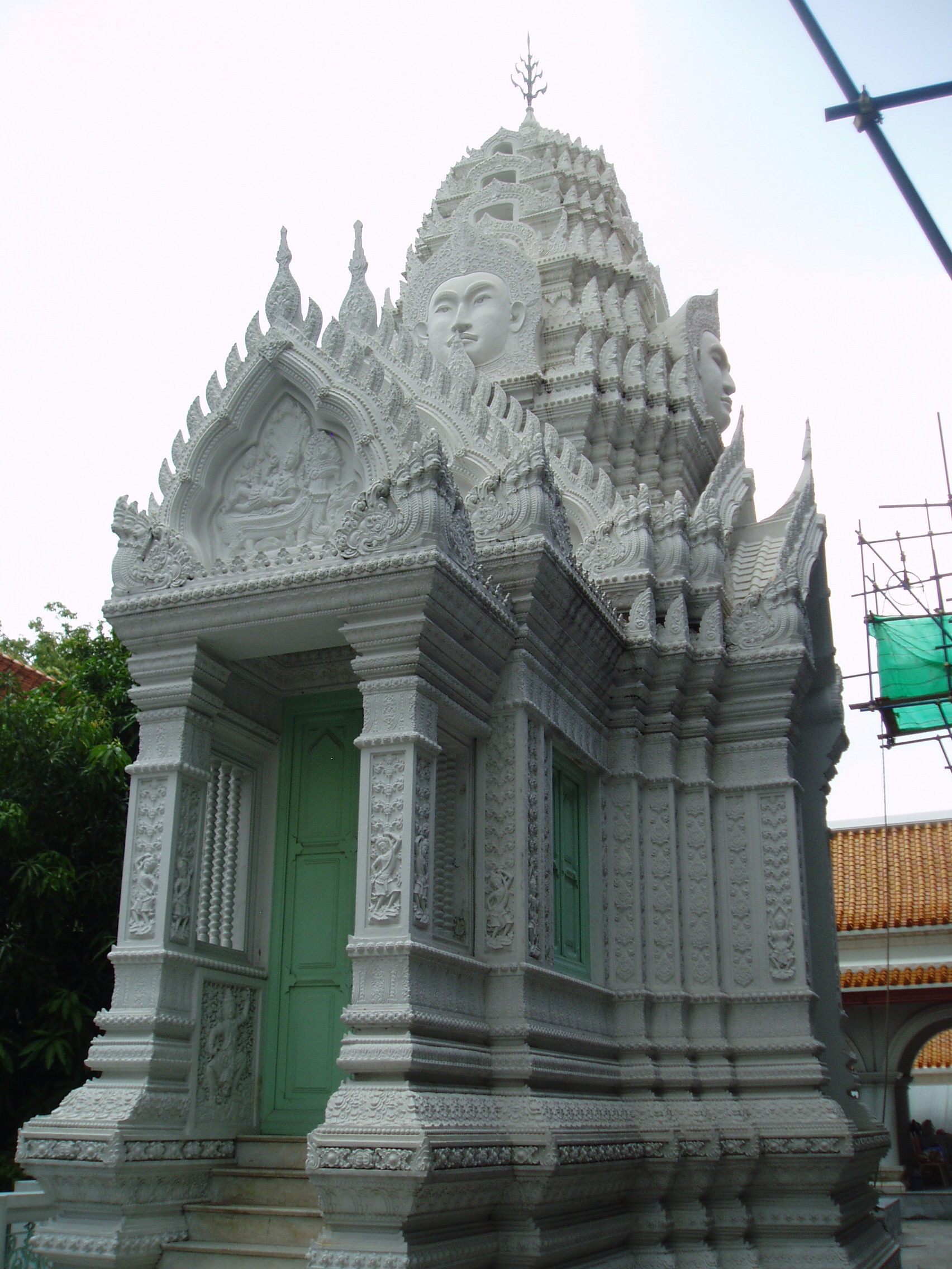 Khmer Style Shrine, Wat Rachapradit, Bangkok Wat Rachapradit is not one of Bangkok's larger or older temples, but is interesting stylistically for it's use of Khmer style motives in it's architecture. It is also unusually monochrome for a Thai temple, with a grey marble finish on the main stupa. The temple dates from c1860. bangkokforvisitors.com/ratanakosin/ratchapradit.html