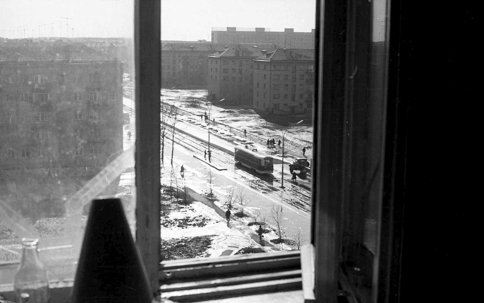 1974 г. Вид из раскрытого окна общ. № 5 НЭТИ на улицу Блюхера. от В. Мирошниченко