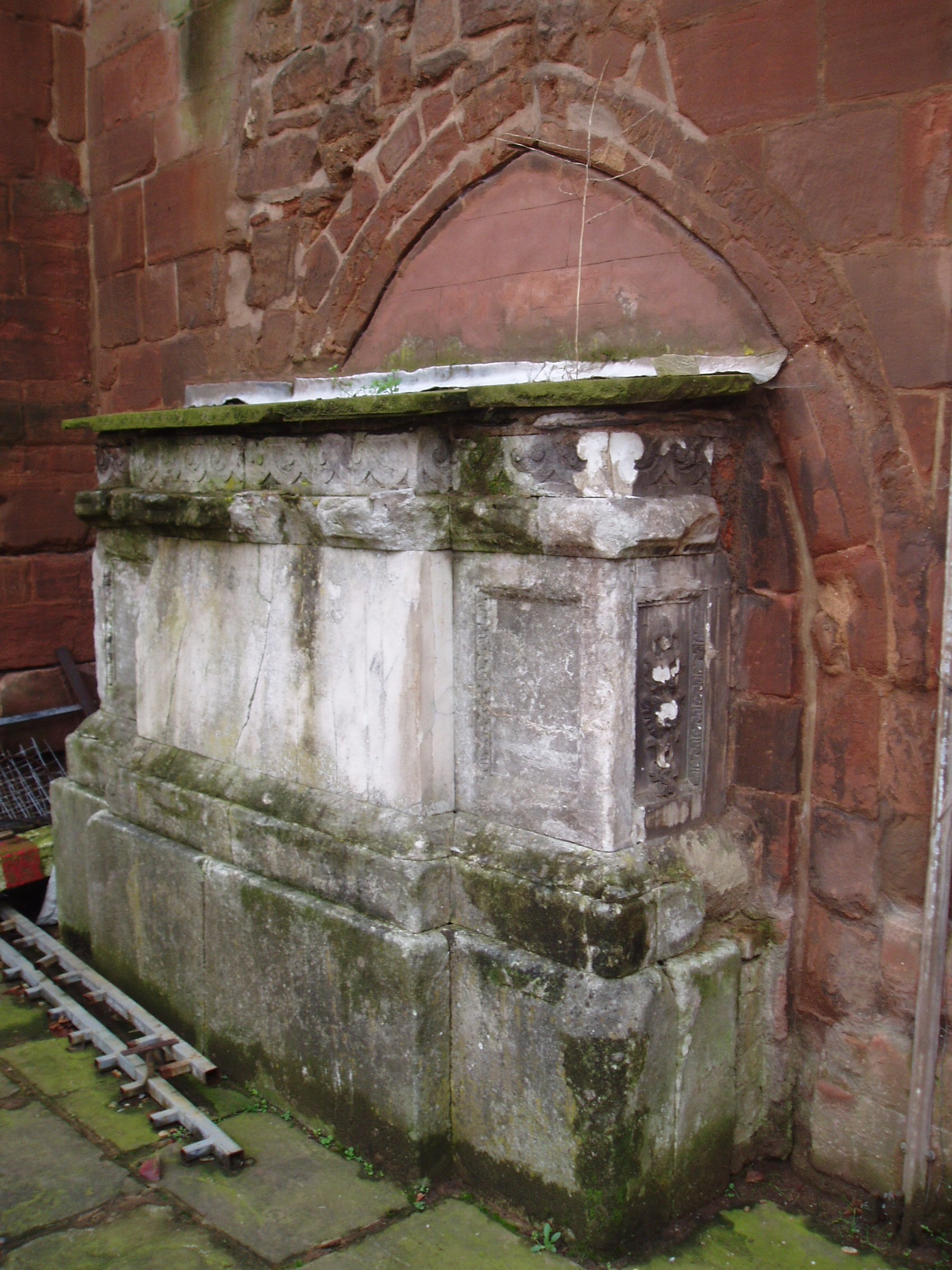 Hopkins Tomb, Old Coventry Cathedral Damaged monument to Richard Hopkins (d.1707) in the former St Thomas's (Capper's) Chapel. It blocks the former east doorway into the south porch. The scar on the wall above suggests the tapering coloured marble slab, a typical Baroque feature, which once rose 15ft high and was adorned with three busts of the deceased and his family, sadly destroyed in the bombing.