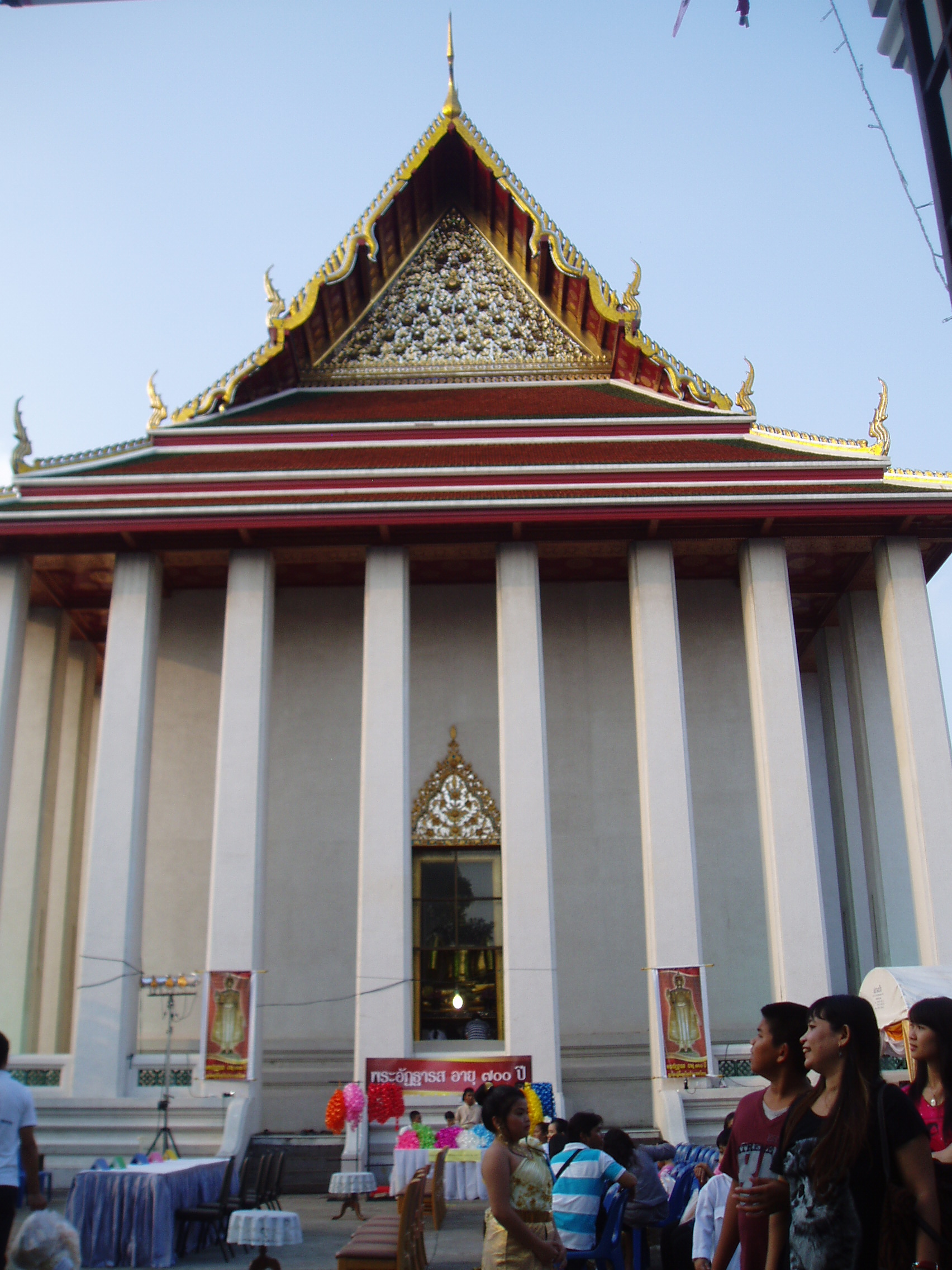 Wat Saket, Bangkok Wat Saket is famed for the artificial hill and shrine known as the Golden Mount. The structure was originally intended to be an enormous chedi (stupa) but it's foundations were insufficient causing the construction to collapse. The resulting mound gradually begame overgrown, resembling a natural hill, and was ultimately crowned by a shrine containing a relic of the Buddha in the later 19th century. This was the highest structure in the city until the first modern highrises were built. The white marble temple of Wat Saket itself stands close by. As our visit coincided with the festival of Loi Krathong the whole site was alive with people, many making a devotional visit to the hilltop shrine, and av wonderful market packed with amazing food all the way around it's base (I have barely any decent photos of this, but Elspeth more than made up with her photos, though alas I have not yet been successful in persuading her to join Flickr!). en.wikipedia.org/wiki/Wat_Saket