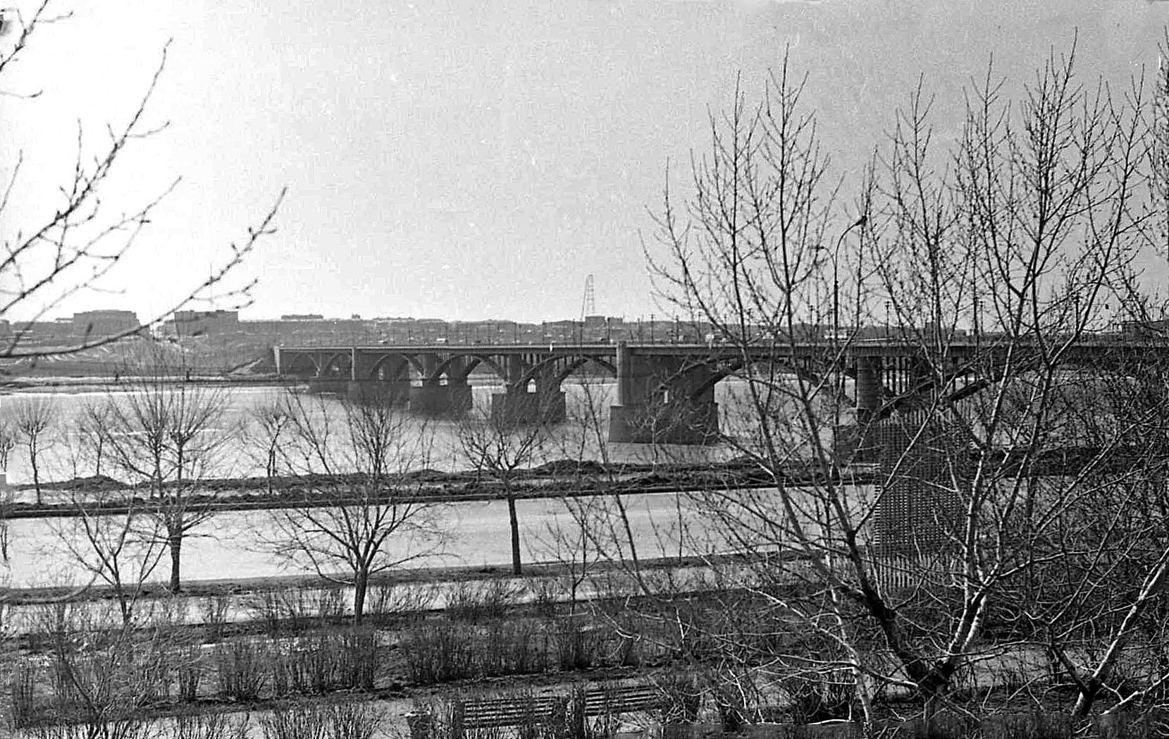 Весна 1973 г. Коммунальный мост. Вид от Старого театра. Вдали Горская. В середине снимка радиобашня-глушилка вражеских голосов.