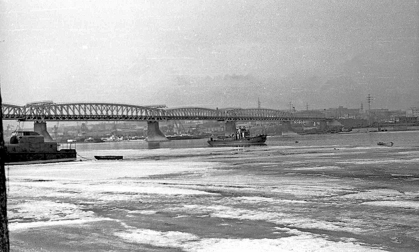 Фото с пляжа ранней весной 1973 г. Еще старый ж.д. мост царской постройки.