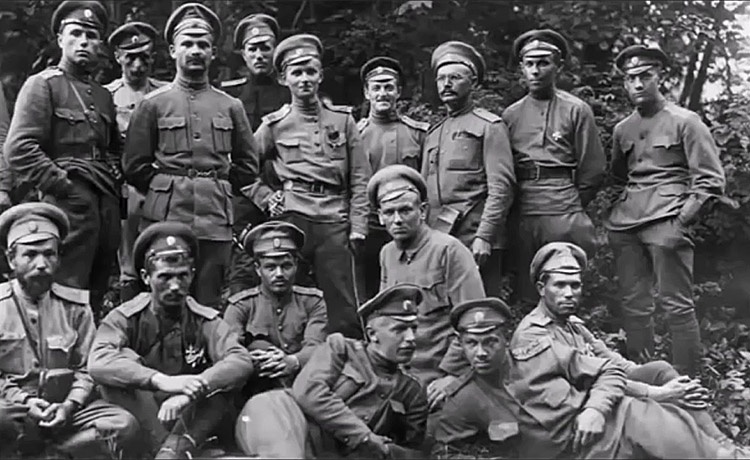 На октябрь 1917 года в нашей стране насчитывалось порядка 320 тысяч офицеров.