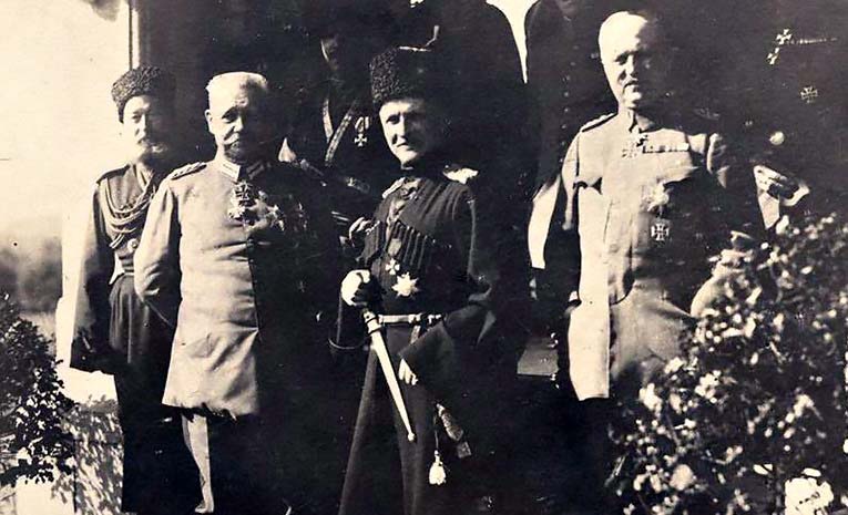 Немецкие генералы со своим ставленником гетманом Павлом Скоропадским.