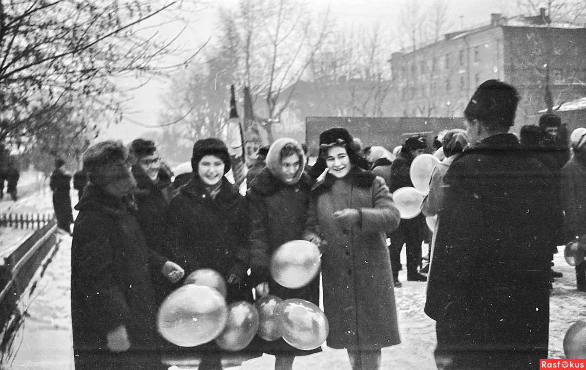 1963 11 07 На Комсомольском проспекте возле Пединститута. На заднем плане общага Ленина, 48. Фото А. Кононенко