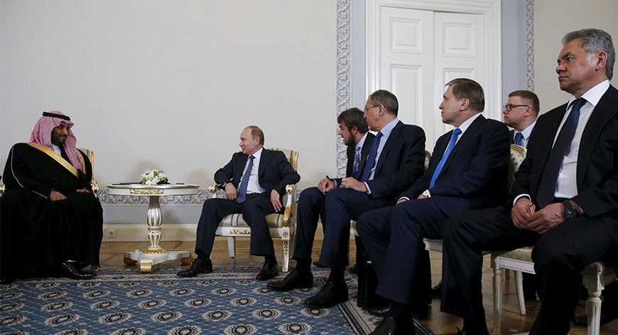 Принц Мухаммед бен Салман и Владимир Путин встречаются в Константиновском дворце в Санкт-Петербурге, Россия, 18 июня 2015 года. (Reuters)