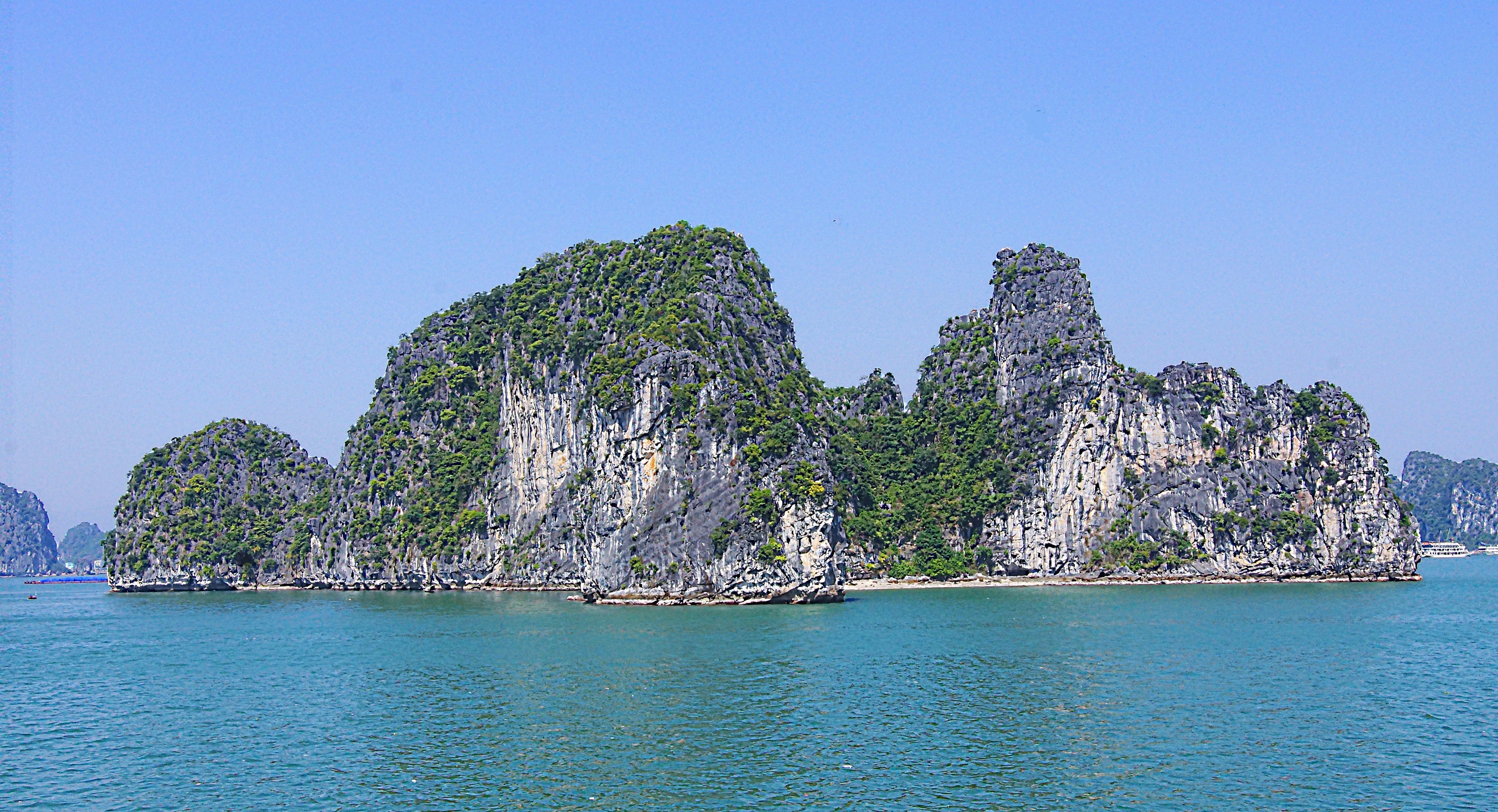 Скалистый остров в бухте. Фото Морошкина В.В.