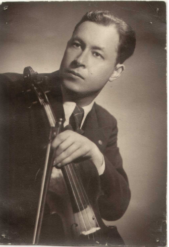 Сидоров Георгий Михайлович со скрипкой. Китай, Харбин, 1938 г.