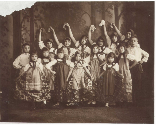 Детский танцевальный ансамбль в русских национальных костюмах. Фотография Ждановой. Китай, Харбин, конец 1920-х - начало 1930-х гг.