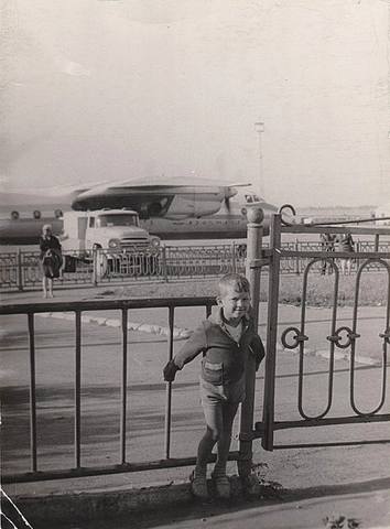 на фоне Ан-24Б. 1971 год