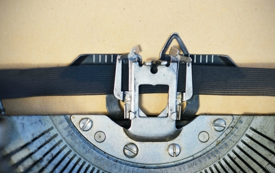 Пишущая машинка: сломанный лентоводитель (from Unsplash)