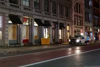 Магазин Guess спешно заколачивает окна