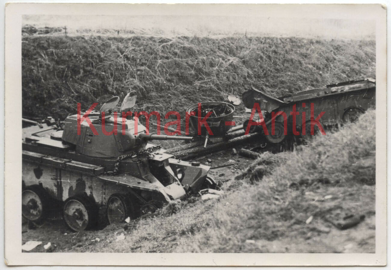 Foto Wehrmacht Russland Front Beute Panzer T34 BT combat Volltreffer