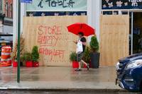 Витрина на Бродвее с надписью «Магазин пуст. Ничего не осталось».