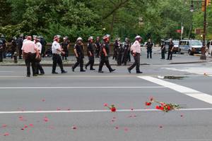 Прохождение бруклинской колонны манифестантов закончилось у Центрального парка. Большинство разошлось, а самых упертых арестовала полиция.