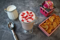 Молочный коктейль с клубничным сорбетом