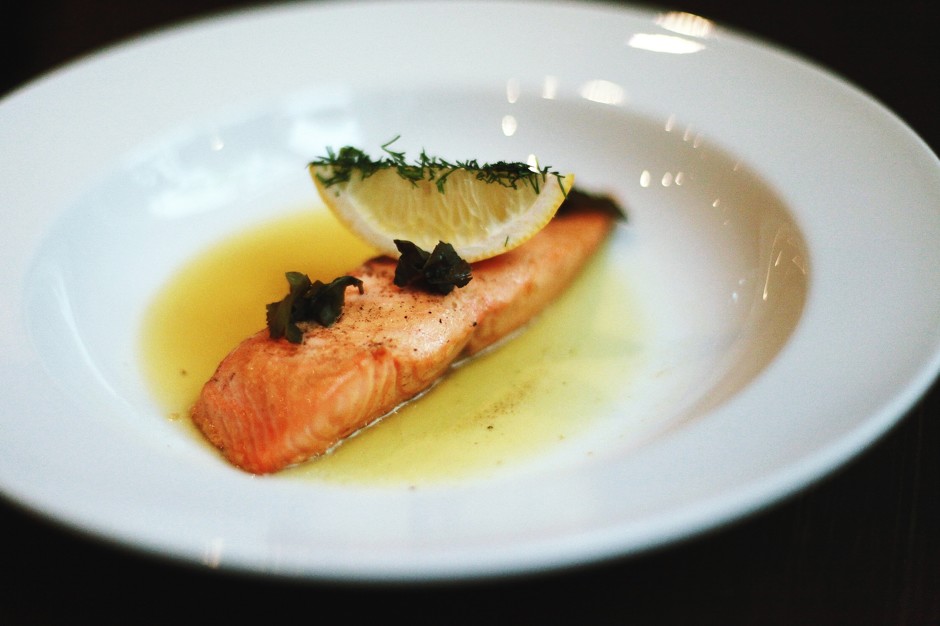 Лосось, томленный в зеленом чае