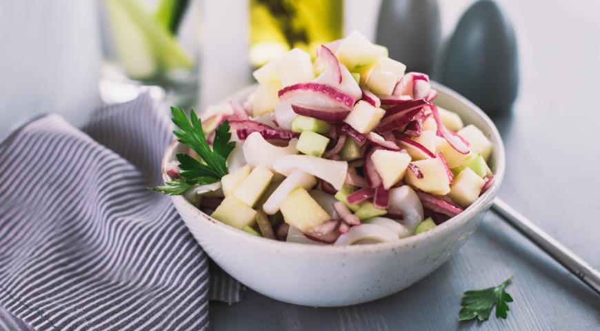 Постный салат с кальмарами, яблоком и огурцом