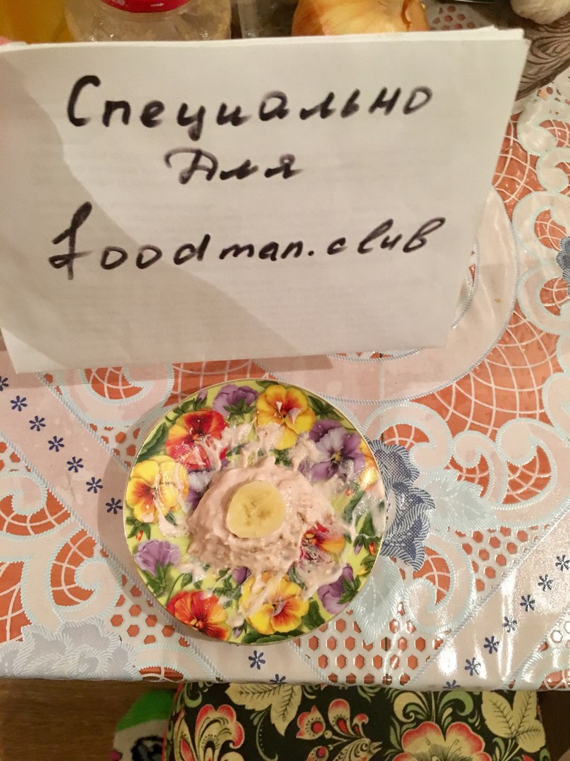 Десерт из печенья с йогуртом и бананом