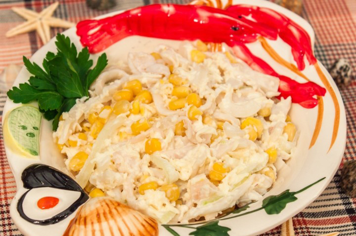 Салат с кальмарами и кукурузой