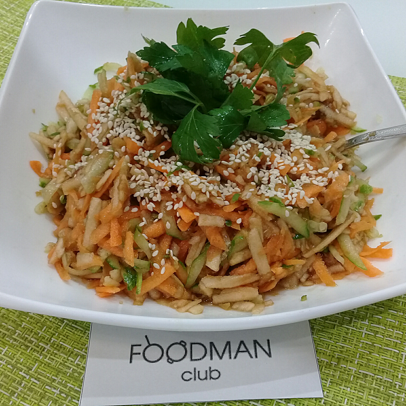 Салат из моркови, яблока и огурца