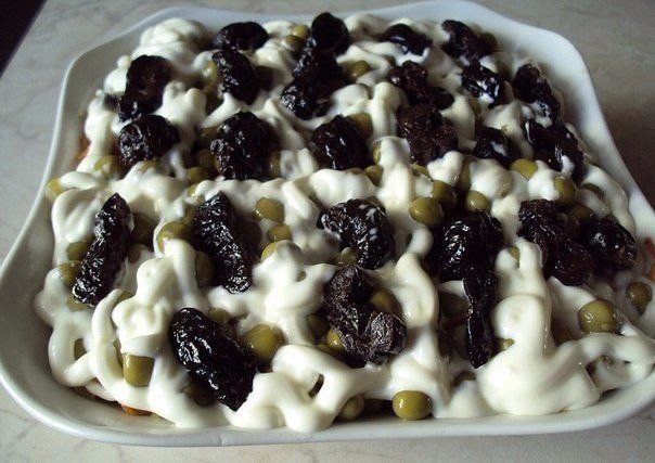 Салат с горошком и черносливом